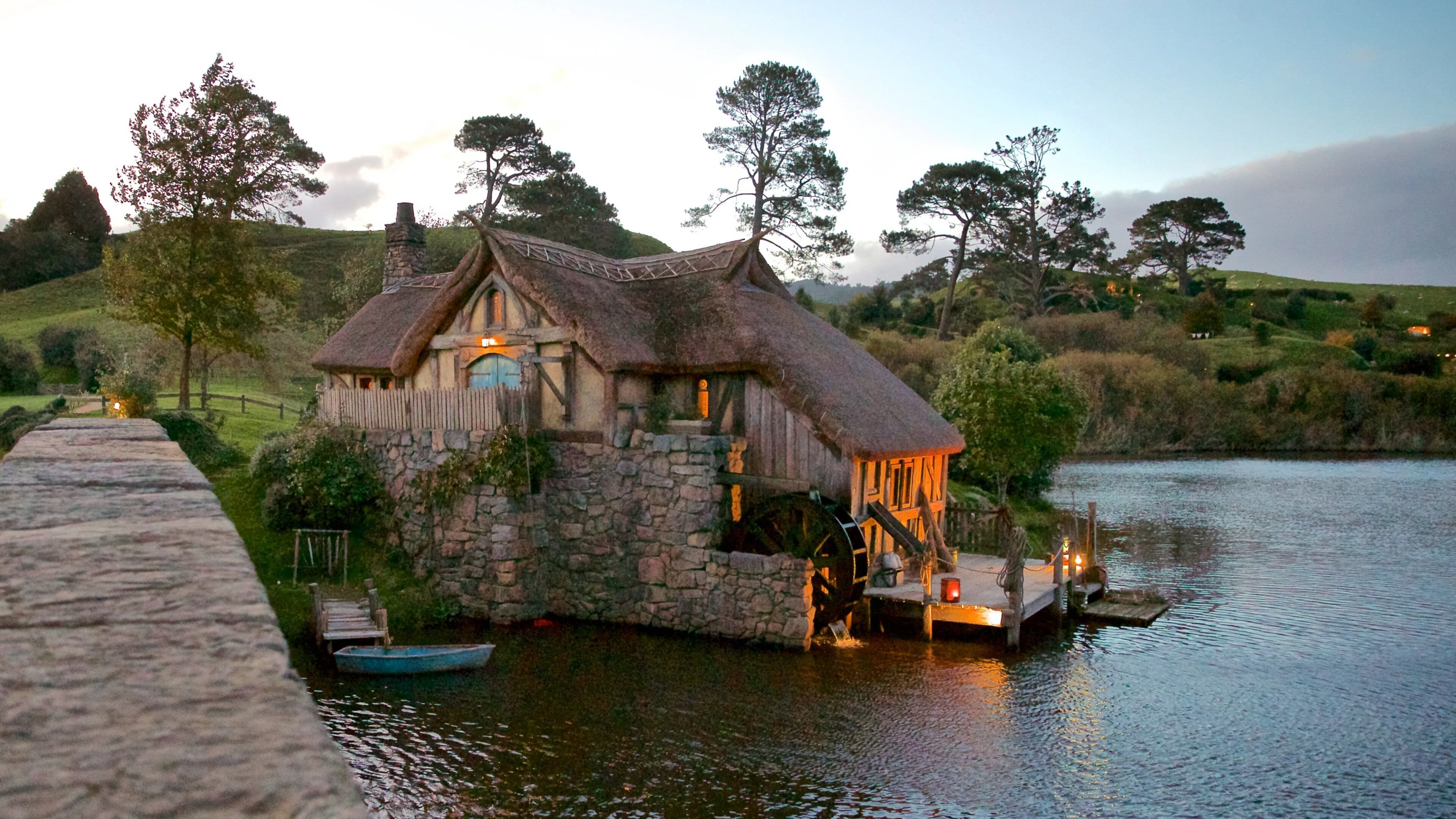 Hobbiton millhouse on the lake